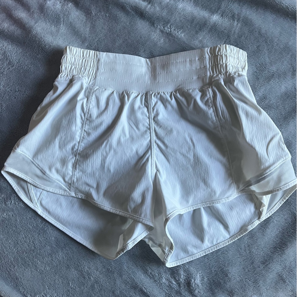 Lululemon High Rise 2.5” Hotty hot shorts